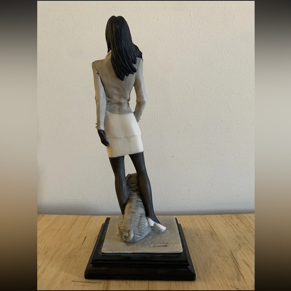 Vintage Argentina Figure Capodimonte Lady with Dog by M. Salvestrini 1988 - Picture 7 of 14